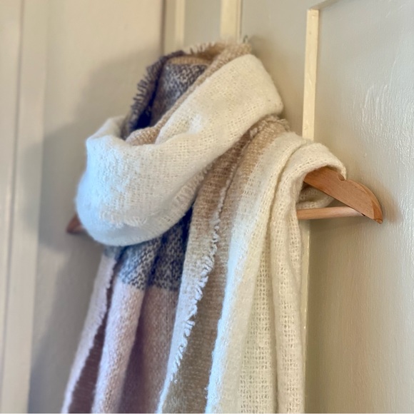 Chunky Knit Fringe Scarf - Picture 4 of 6